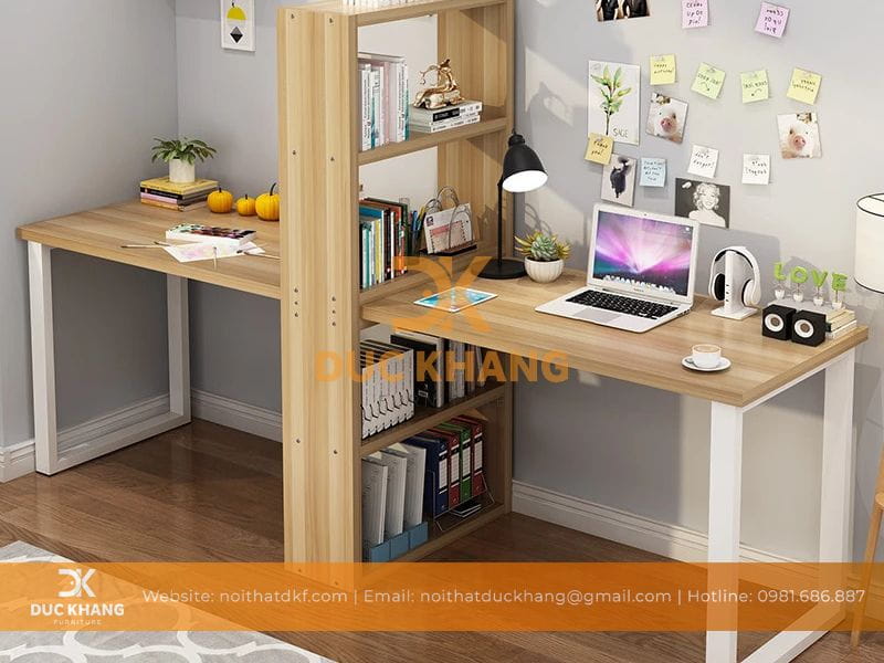 Bàn làm việc đôi kết hợp kệ sách ở giữa